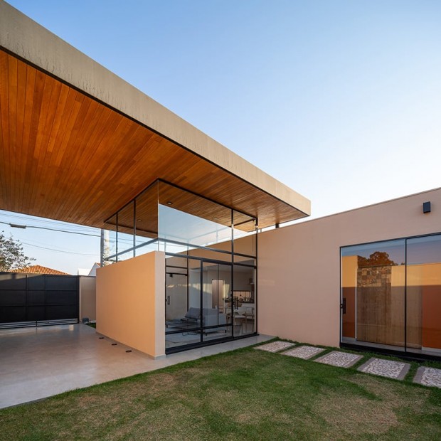 Ser Arquitetos' Glass House in Ibiporã Features Wood-Clad Cantilevers Balancing Elegance and Functionality