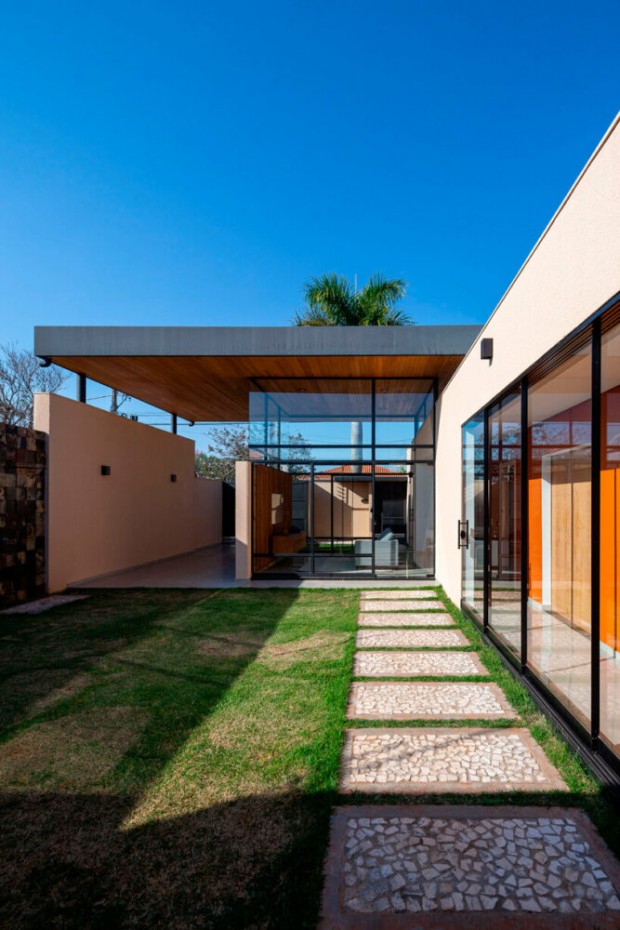 Ser Arquitetos' Glass House in Ibiporã Features Wood-Clad Cantilevers Balancing Elegance and Functionality