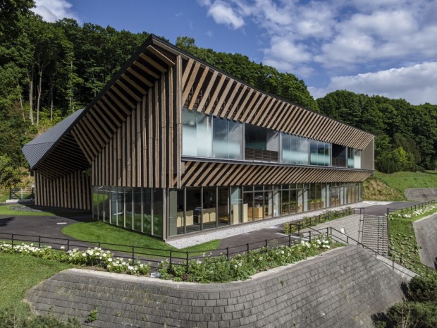 Kengo Kuma's Kitoushi no Mori Kitoron, A Hokkaido Hot Spring Resort Wrapped in Locally Sourced Larch Wood