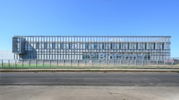  Córdoba's Biofarma Building Showcases Architectural Elegance With Metal Screens And Inviting Interior Courtyards