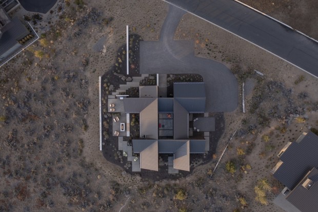 Octothorpe House By Mork-Ulnes Architects Blends Modern Design With Desert Landscape Harmony