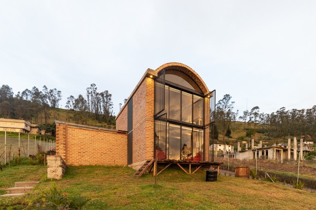 Taller General + ERDC Arquitectos’ Bread Oven House Blends Comfort, Sustainability, and Panoramic Views in Quito's Mountains