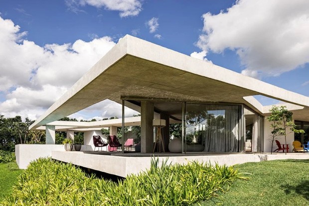 FGMF Arquitetos Remodels Brazilian Modernism ‘Casa Subtração’ with Unique Design Concept Emphasizing its Harmonious Blend with the Native Landscape