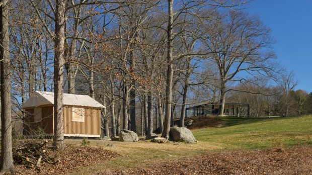 Shigeru Ban Unveils Paper Log House and Commemorates 75 Years of Philip Johnson's Glass Home
