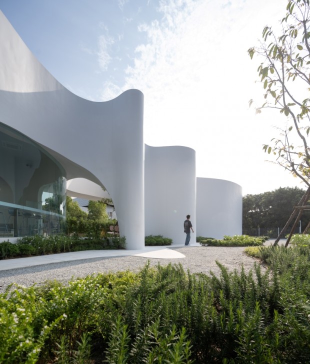 Uncloud Coffee’s Arched White Structure in Thailand Pays Tribute to the Northern Lights