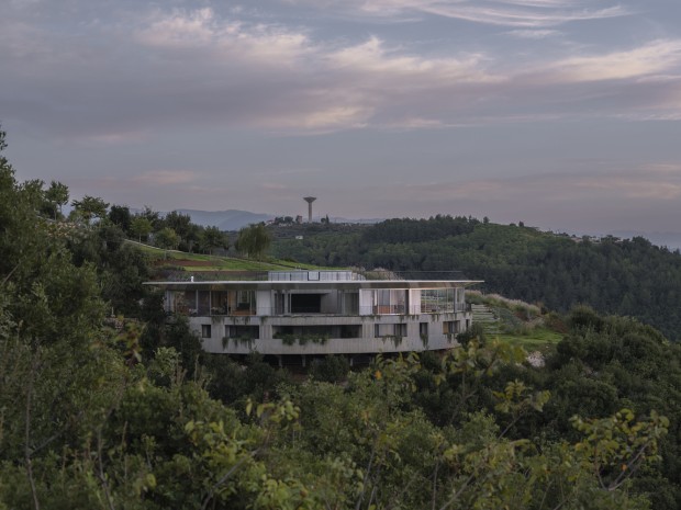 BLANKPAGE Architects’ Luxurious Hilltop Project ‘Skyhaven Residence’