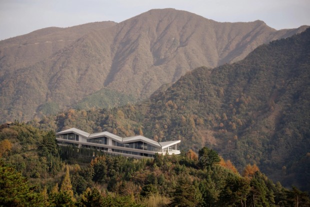 More Architecture's Floating Hotel in the Heart of China's Majestic Mountains