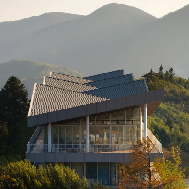 More Architecture's Floating Hotel in the Heart of China's Majestic Mountains