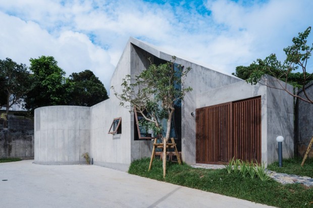 Studio Cochi's House in Sonda Combines Concrete Forms with Abe’s Modernist Influence