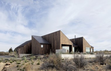 Octothorpe House By Mork-Ulnes Architects Blends Modern Design With Desert Landscape Harmony