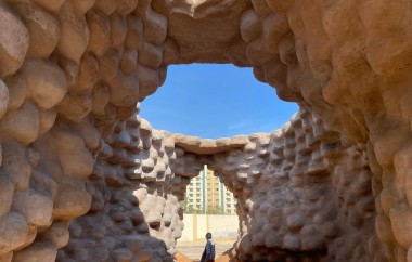 ‘3-Minute Corridor’ by Wallmakers Turns 1425 Tire Waste into Architectural Beauty at Sharjah Triennial