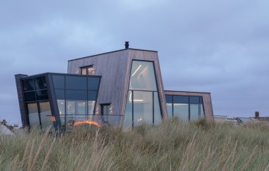 The Stones House by CZWG Architects Harmonizes with Surrounding Sand Dunes in the United Kingdom
