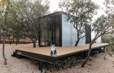 Tini L Cabin's Eco-Conscious Haven Surrounded by the Tranquil Beauty of Oak Woodlands