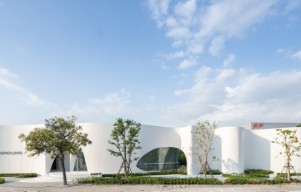 Uncloud Coffee’s Arched White Structure in Thailand Pays Tribute to the Northern Lights