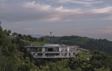 BLANKPAGE Architects’ Luxurious Hilltop Project ‘Skyhaven Residence’