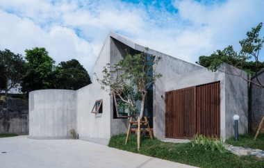 Studio Cochi's House in Sonda Combines Concrete Forms with Abe’s Modernist Influence