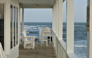 Nautical-Inspired Interior Design Tips for Coastal Living in the Summer