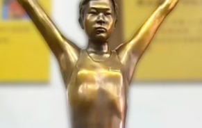 A museum in China is facing public criticism over a statue of Olympic diving hero Quan Hongchan. 