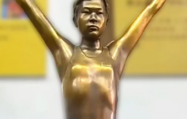 A museum in China is facing public criticism over a statue of Olympic diving hero Quan Hongchan. 